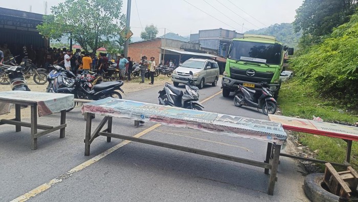 Jalan pengubung Kerinci-Merangin diblokir warga