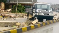 Jalan di kawasan tersebut rusak akibat Badai Daniel dan hujan deras.