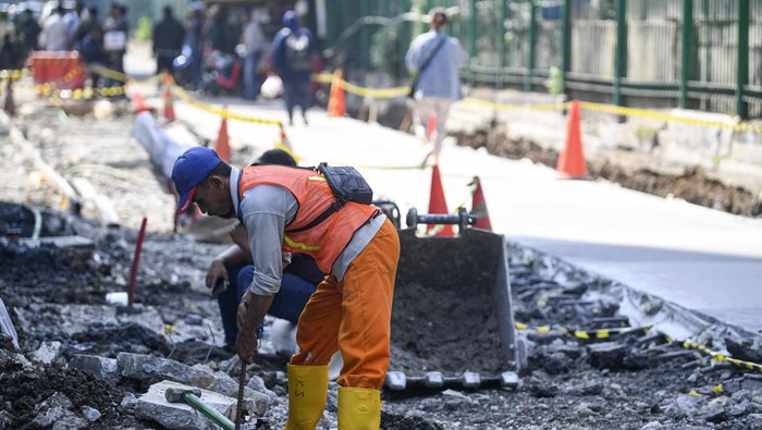 Jalur Pejalan Kaki Dibangun di Stasiun Sudirman, Ini Potretnya Pekerja mengoperasikan alat berat saat menyelesaikan pembangunan jalur pejalan kaki atau pedestrian di Jalan Blora, Jakarta Pusat, Selasa (12/9/2023). Pembangunan Jalan Blora dan Jalan Kendal yang diubah menjadi pedestrian tersebut akan digunakan sebagai perluasan plasa transit Stasiun KCI Sudirman dan Stasiun MRT Dukuh Atas BNI yang membentang sepanjang 150 meter. ANTARA FOTO/M Risyal Hidayat/tom.