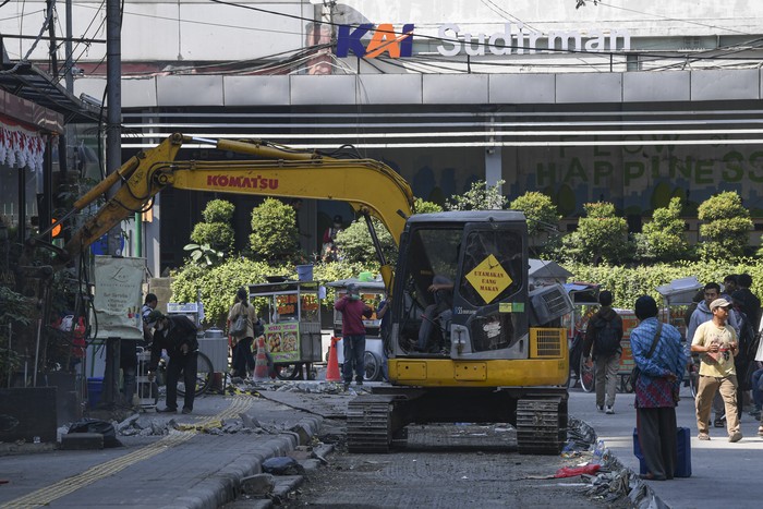 Perbaikan Eskalator Stasiun Sudirman: Pengguna KRL Diminta Gunakan Tangga untuk Sementara