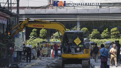 Jalur Pejalan Kaki Dibangun di Stasiun Sudirman, Ini Potretnya