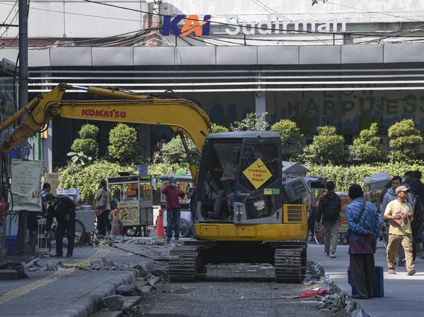 Jalur Pejalan Kaki Dibangun di Stasiun Sudirman, Ini Potretnya