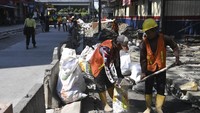 Pekerja menyelesaikan pembangunan jalur pejalan kaki atau pedestrian di Jalan Blora, Jakarta Pusat, Selasa (12/9/2023).   