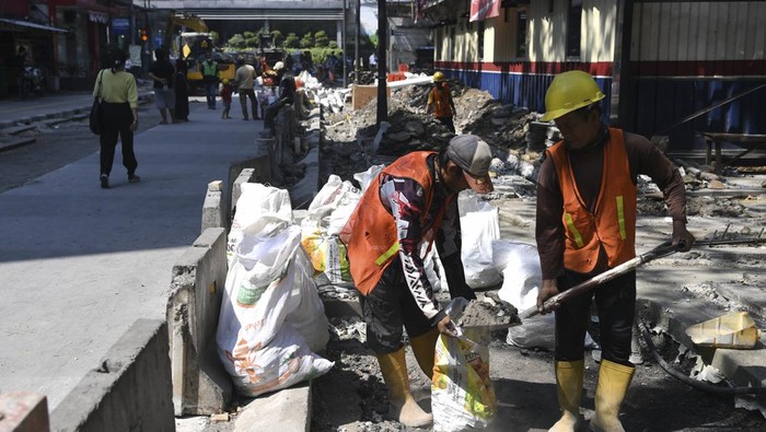 Jalur Pejalan Kaki Dibangun di Stasiun Sudirman, Ini Potretnya Pekerja mengoperasikan alat berat saat menyelesaikan pembangunan jalur pejalan kaki atau pedestrian di Jalan Blora, Jakarta Pusat, Selasa (12/9/2023). Pembangunan Jalan Blora dan Jalan Kendal yang diubah menjadi pedestrian tersebut akan digunakan sebagai perluasan plasa transit Stasiun KCI Sudirman dan Stasiun MRT Dukuh Atas BNI yang membentang sepanjang 150 meter. ANTARA FOTO/M Risyal Hidayat/tom.