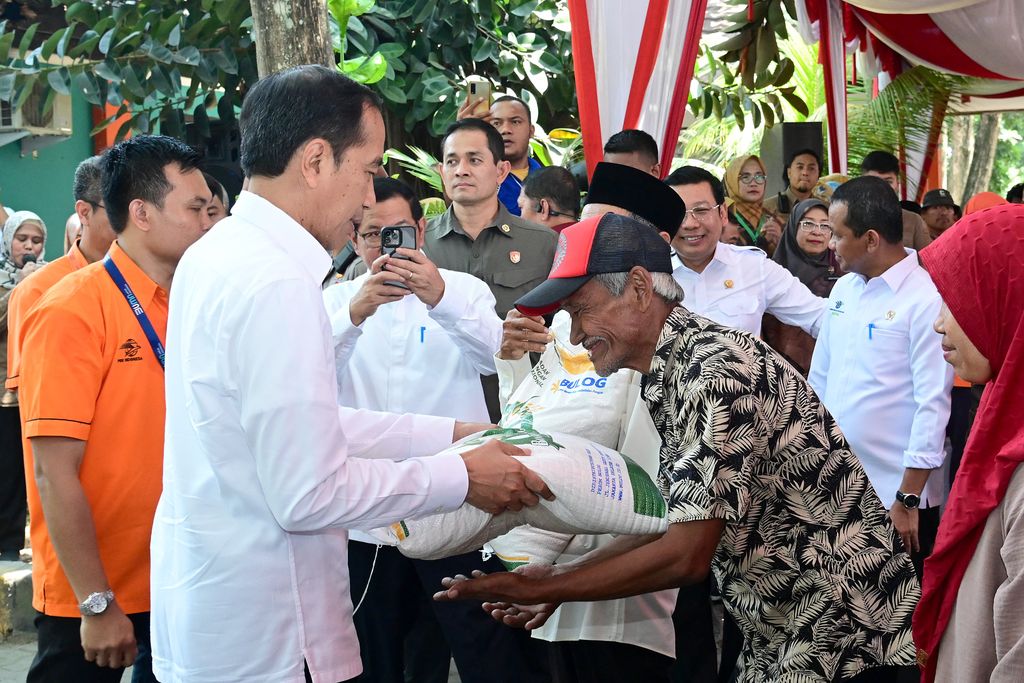 Jokowi bagi-bagi bansos beras di di Kantor Kecamatan Jombang, Kota Cilegon, Provinsi Banten, pada Selasa, 12 September 2023. (Dok. Muchlis Jr - Biro Pers Sekretariat Presiden)