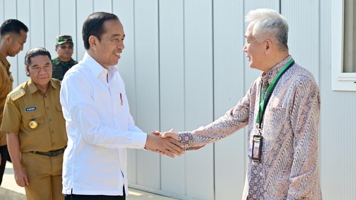 Jokowi Pantau Pabrik Petrokimia Jumbo Senilai Rp 60 T Milik Lotte di Cilegon Presiden Joko Widodo (Jokowi) hari ini melakukan kunjungan kerja ke pabrik petrokimia PT Lotte Chemical Indonesia (LCI) di Cilegon, Banten, Selasa (12/9/2023).