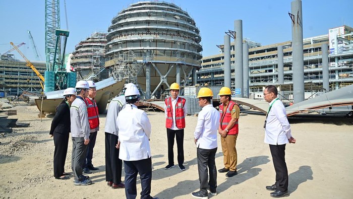 Presiden Joko Widodo (Jokowi) hari ini melakukan kunjungan kerja ke pabrik petrokimia PT Lotte Chemical Indonesia (LCI) di Cilegon, Banten, Selasa (12/9/2023).