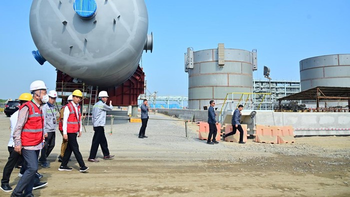 Presiden Joko Widodo (Jokowi) hari ini melakukan kunjungan kerja ke pabrik petrokimia PT Lotte Chemical Indonesia (LCI) di Cilegon, Banten, Selasa (12/9/2023).