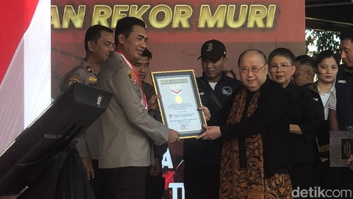 Kabareskrim Polri Komjen Wahyu Widada raih rekor MURI atas pengungkapan narkoba jaringan Fredy Pratama.