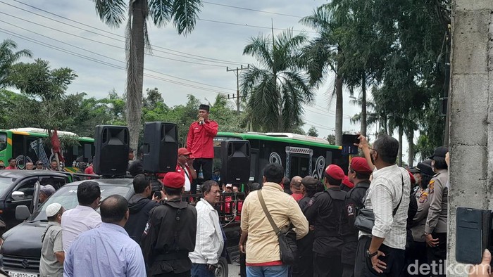 Kader PDIP melakukan demo di depan Kantor DPD PDIP Sumut