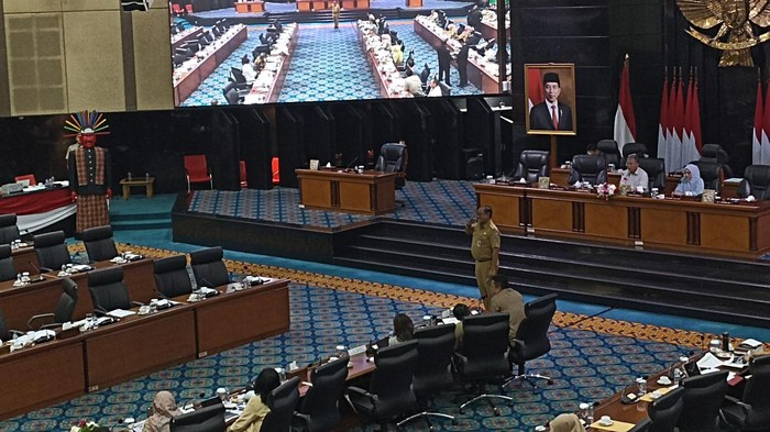 Kadis Lingkungan Hidup DKI Jakarta Asep Kuswanto maju ke depan ruang rapat dan memberi hormat pada Ketua DPRD DKI Jakarta Prasetyo Edi Marsudi dan anggota Banggar DPRD DKI.