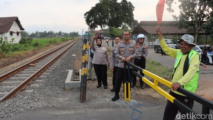 Kapolres Malang AKBP Putu Kholis Aryana dan jajaran meninjau pemasangan sarana dan fasilitas di perlintasan sebidang di wilayah Kepanjen.
