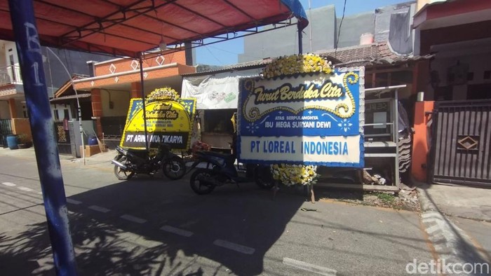 Karangan bunga di rumah Linda, orang tua Mega Suryani Dewi (24) korban pembunuhan di Bekasi.