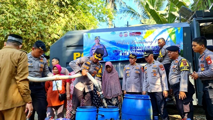 Karawang AKBP Wirdhanto Hadicaksono saat membagikan air bersih untuk warga kekeringan di Ciampel