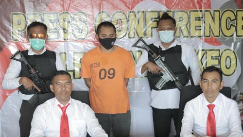 Kasat Narkoba Polres Nagekeo Iptu Antonius Umbu Njurumana memperlihatkan tersangka dan barang bukti narkotika jenis sabu. (Dok. Humas Polres Nagekeo)