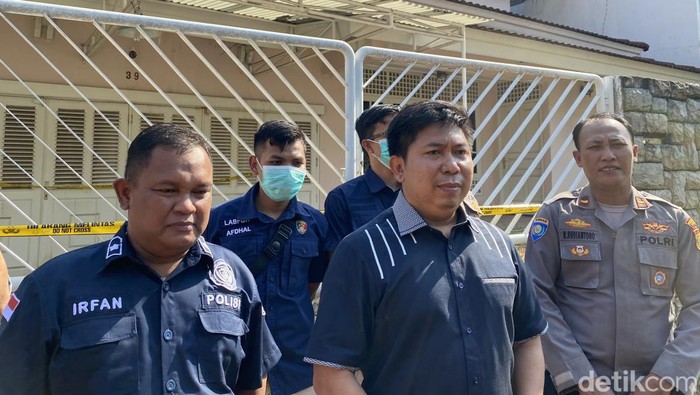 Kasubdit Jatanras Ditreskrimum Polda Metro Jaya AKBP Samian (tengah) memimpin olah TKP di rumah ibu dan anak yang meninggal tinggal kerangka di Depok.
