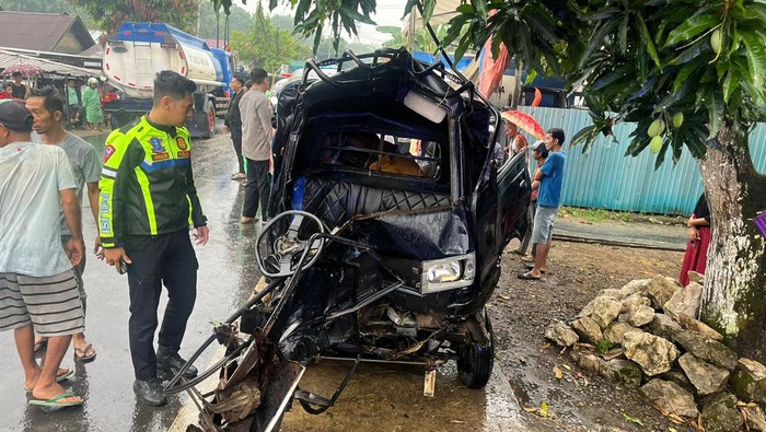 Kecelakaan maut antara truk dan minibus di Hulu Sungai Tengah, Kalsel.