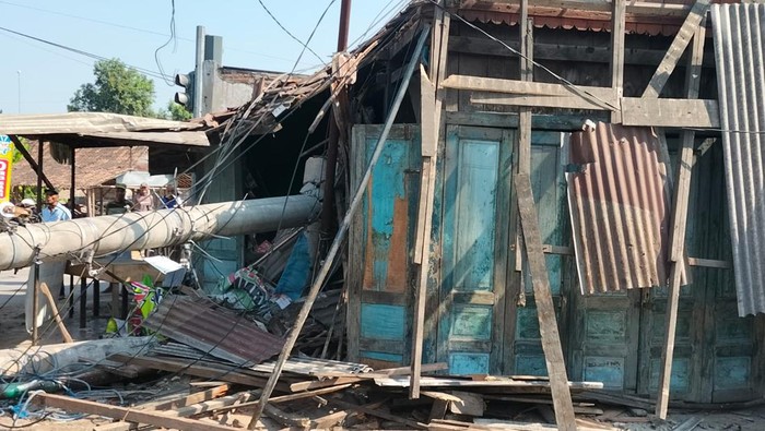Kondisi rumah yang ditabrak bus di Dusun Nguwer RT:17/IV, Desa Duyungan, Kecamatan Sidoharjo, Kabupaten Sragen.