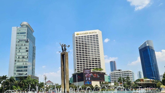 Kecepatan Angin Usir Polutan, Langit Jakarta Membiru Langit Jakarta tampak cerah berwarna biru dan berawan sejak kemarin. BMKG menyebut salah satu penyebabnya adalah meningkatnya kecepatan angin di wilayah Jakarta.