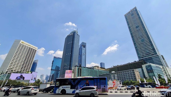 Langit Jakarta tampak cerah berwarna biru dan berawan sejak kemarin. BMKG menyebut salah satu penyebabnya adalah meningkatnya kecepatan angin di wilayah Jakarta.