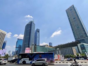 Terungkap Penyebab Langit Biru Awan Putih di Jakarta