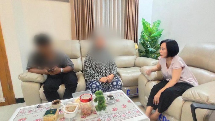 Keluarga korban potong kelamin menemui kuasa hukum terdakwa.