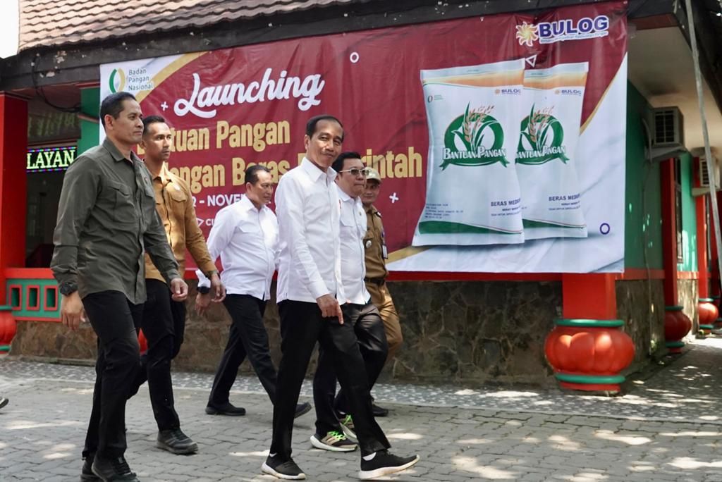 Kepala Bapanas Arief Prasetyo Adi dan Dirut Perum Bulog mendampingi Presiden Jokowi saat penyaluran bansos beras di Cilegon, Selasa (12/9/2023). (Doik. Humas Bapanas)