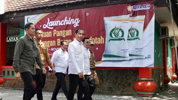 Kepala Bapanas Arief Prasetyo Adi dan Dirut Perum Bulog mendampingi Presiden Jokowi saat penyaluran bansos beras di Cilegon, Selasa (12/9/2023). (Doik. Humas Bapanas)