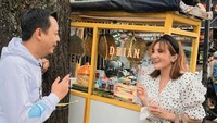 Bersama suaminya, Kiki Amalia paling suka menikmati jajanan kaki lima. Es duren yang segar menjadi kudapan menyegarkan bagi Kiki Amalia dan suaminya. Foto: Instagram/kikiamaliaworld