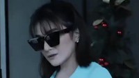 Di waktu senggang Kiki Amalia senang menghabiskan waktu di kafe. Segelas es kopi susu dipesan dan dipegangnya erat. Foto: Instagram/kikiamaliaworld