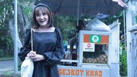 Kiki Amalia paling senang jajan kudapan tradisional. Salah satunya seperti tahu gejrot khas Cirebon gerobakan yang dibelinya. Foto: Instagram/kikiamaliaworld