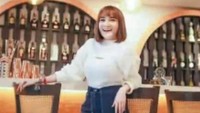 Sesekali ia juga mengunjungi bar untuk bersantai. Menghabiskan waktu di tempat-tempat hangout yang nyaman digemari Kiki Amalia. Foto: Instagram/kikiamaliaworld