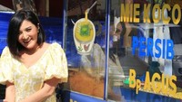 Pergi ke Bandung juga menjadi momen kulineran yang tak boleh terlewatkan. Ia menyambangi mie kocok gerobakan yang terkenal kelezatannya. Foto: Instagram/kikiamaliaworld