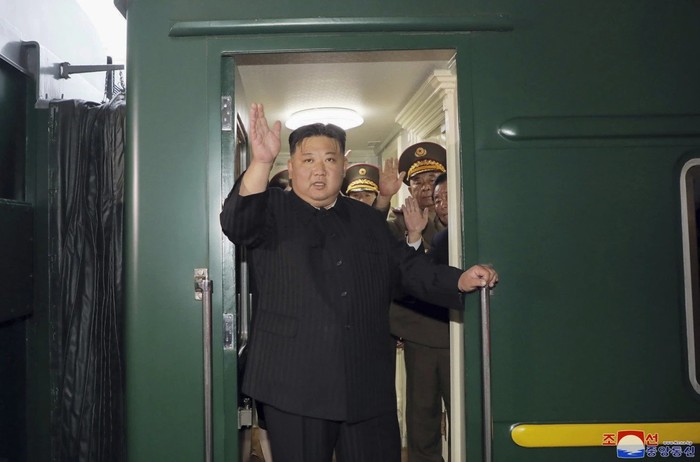 Kim Jong Un melambaikan tangan dari kereta saat hendak berangkat dari Pyongyang ke Rusia. (Korean Central News Agency/Korea News Service via AP)