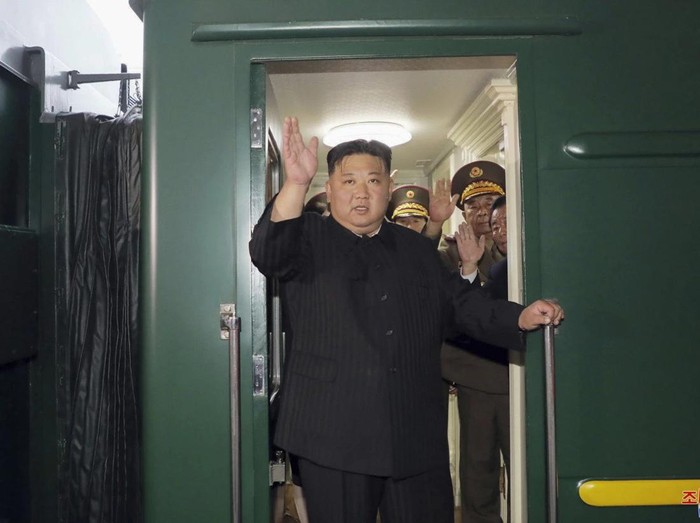 Kim Jong Un melambaikan tangan dari kereta saat hendak berangkat dari Pyongyang ke Rusia. (Korean Central News Agency/Korea News Service via AP)