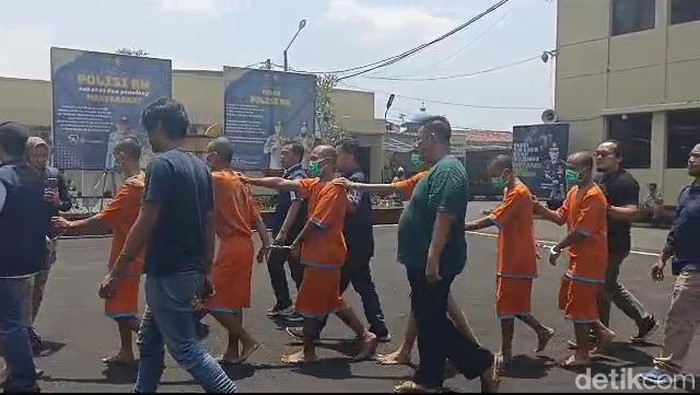 Komplotan maling kambing di Cianjur saat digelandang polisi di Mapolres Cianjur, Selasa (12/9/2023).