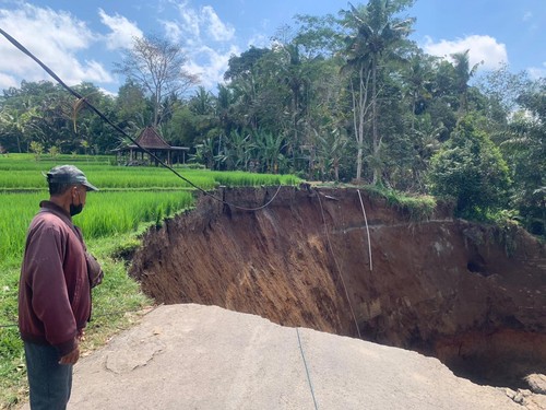Kondisi jalan penghubung kawasan wisata antar Tegallalang dengan Tampaksiring, Gianyar, ambles, Selasa (12/9/2023). (Putu Krista/detikBali).