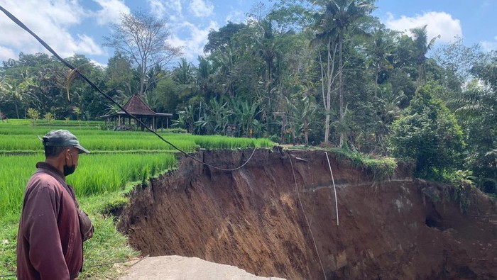 Kondisi jalan penghubung kawasan wisata antar Tegallalang dengan Tampaksiring, Gianyar, ambles, Selasa (12/9/2023). (Putu Krista/detikBali).