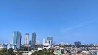 Sebelumnya, pada dua hari belakangan hingga Selasa, (12/9), kualitas udara DKI Jakarta dan sekitarnya terpantau membaik pada waktu siang hari. Adapun hal ini terlihat dari langit Jakarta yang ‘colorful’ dan berawan. (Foto: Atta Kharisma)