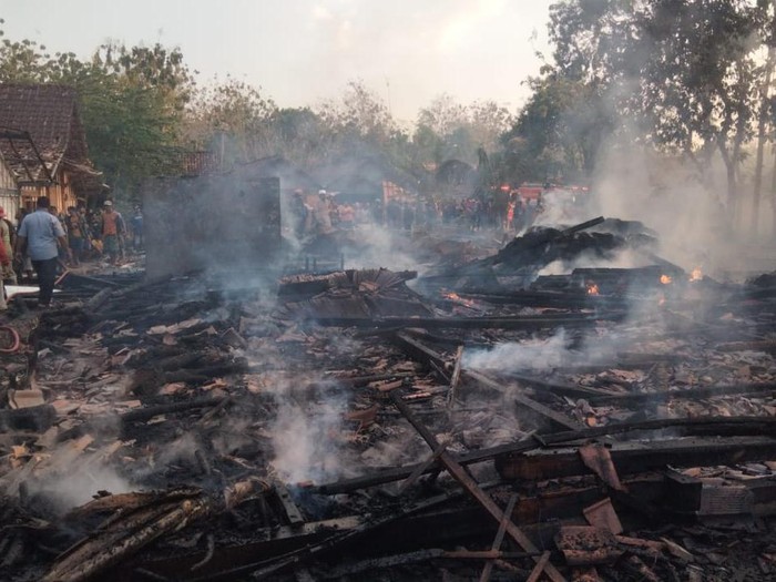 Kondisi tiga rumah milik Parmin warga Desa Balongsari, Kecamatan Banjarejo, Kabupaten Blora, yang terbakar, Selasa (12/9/2023) sore.