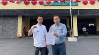 Andi Windo Wahidin bersama kuasanya melaporkan aplikasi berlangganan tersebut ke Kepolisian Resor Bekasi Kota gegara aksi pornografi dan tanpa pembatasan sensor di platform tersebut.