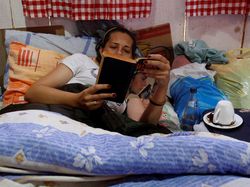 Kocak! Lomba Rebahan Sambil Main Gadget di Eropa