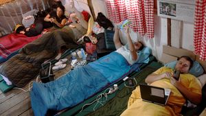 Kocak! Lomba Rebahan Sambil Main Gadget di Eropa