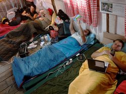 Kocak! Lomba Rebahan Sambil Main Gadget di Eropa