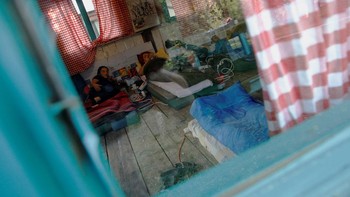 Mereka juga diperbolehkan untuk melakukan aktivitas seperti bermain gadget seperti ponsel, tablet, laptop. Boleh makan, minum, membaca, termasuk menonton film lewat gadget. Namun, semua itu harus dilakukan sambil berbaring. Foto: REUTERS/Stevo Vasiljevic