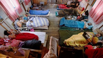 Semua kontestan dipaksa untuk berbaring selama 20 hari berturut-turut, tidak boleh duduk maupun berdiri. Silakan main gadget sepuasnya. Foto: REUTERS/Stevo Vasiljevic