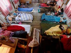 Kocak! Lomba Rebahan Sambil Main Gadget di Eropa