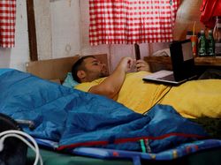 Kocak! Lomba Rebahan Sambil Main Gadget di Eropa