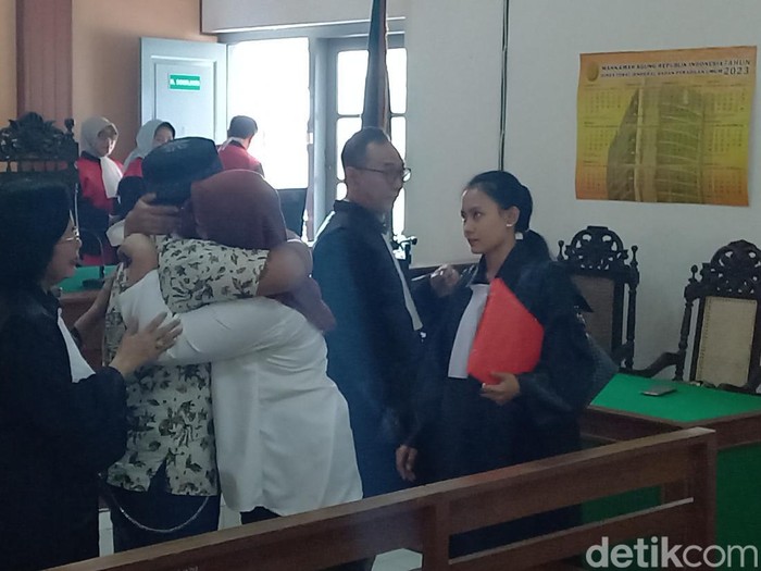 Korban dan terdakwa dalam kasus istri potong kemaluan suami berpelukan dalam sidang di PN Solo, Selasa (12/9/2023).