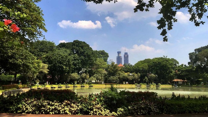 Langit Jakarta siang cerah pagi ini. Langit berwarna biru disertai degan gugusan awan.